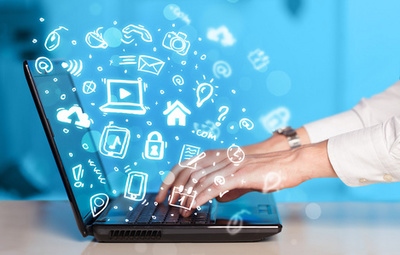 手拿著平板電腦與網(wǎng)絡(luò)應(yīng)用程序的關(guān)閉